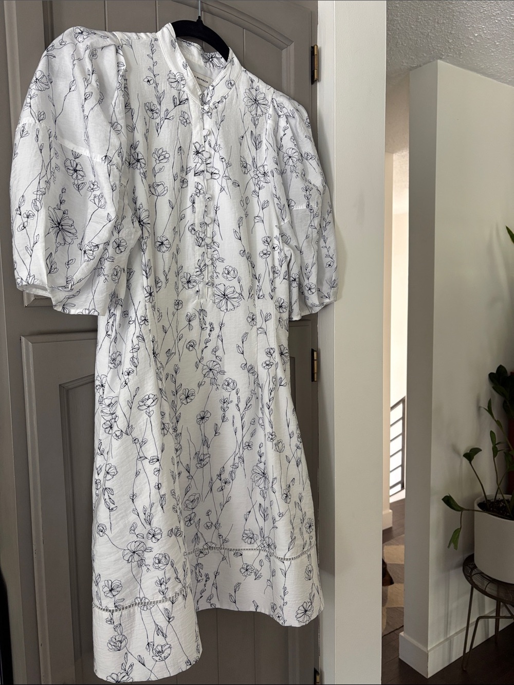 Club Monaco floral print mini dress, balloon sleeves, darted waist, Size S-M